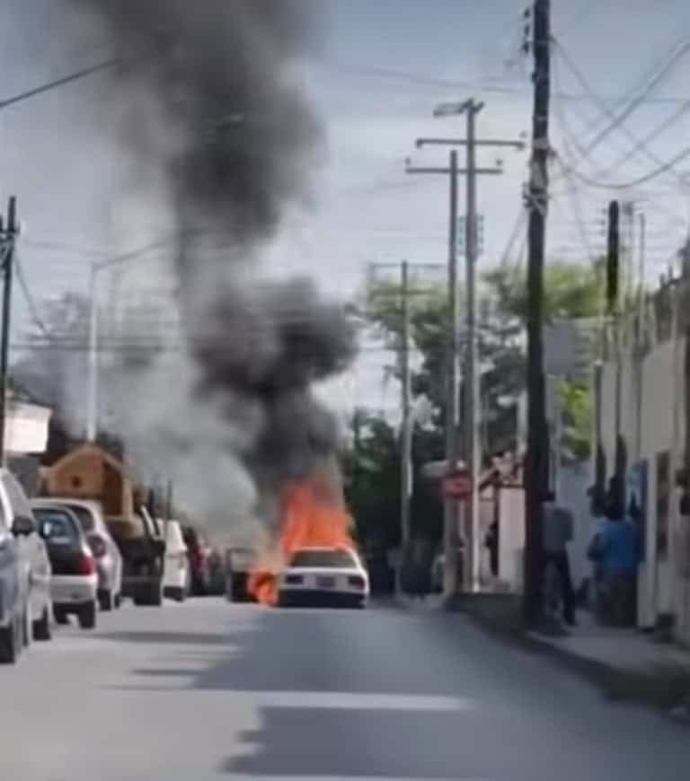 El susto de su vida se llevó el conductor de un automóvil sedan, luego que su unidad comenzó a incendiarse en forma repentina, en calles del centro de Cadereyta.