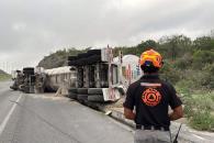 Vuelca pipa en García Vuelca pipa en García