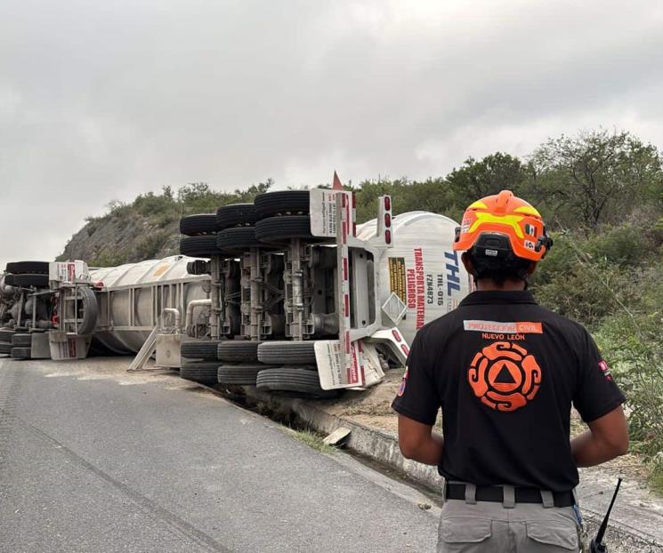 Vuelca pipa en García Vuelca pipa en García