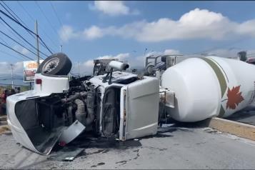 Aplasta revolvedora a camioneta