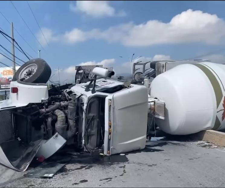 Aplasta revolvedora a camioneta Aplasta revolvedora a camioneta