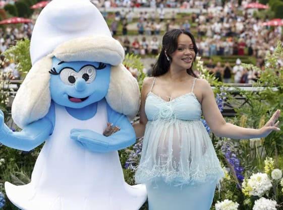 Deslumbra Rihanna en el prestreno mundial de Los Pitufos