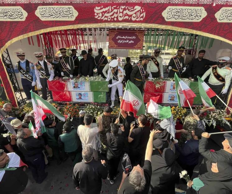 Despiden miles de iran&iacute;es a altos mandos militares y cient&iacute;ficos