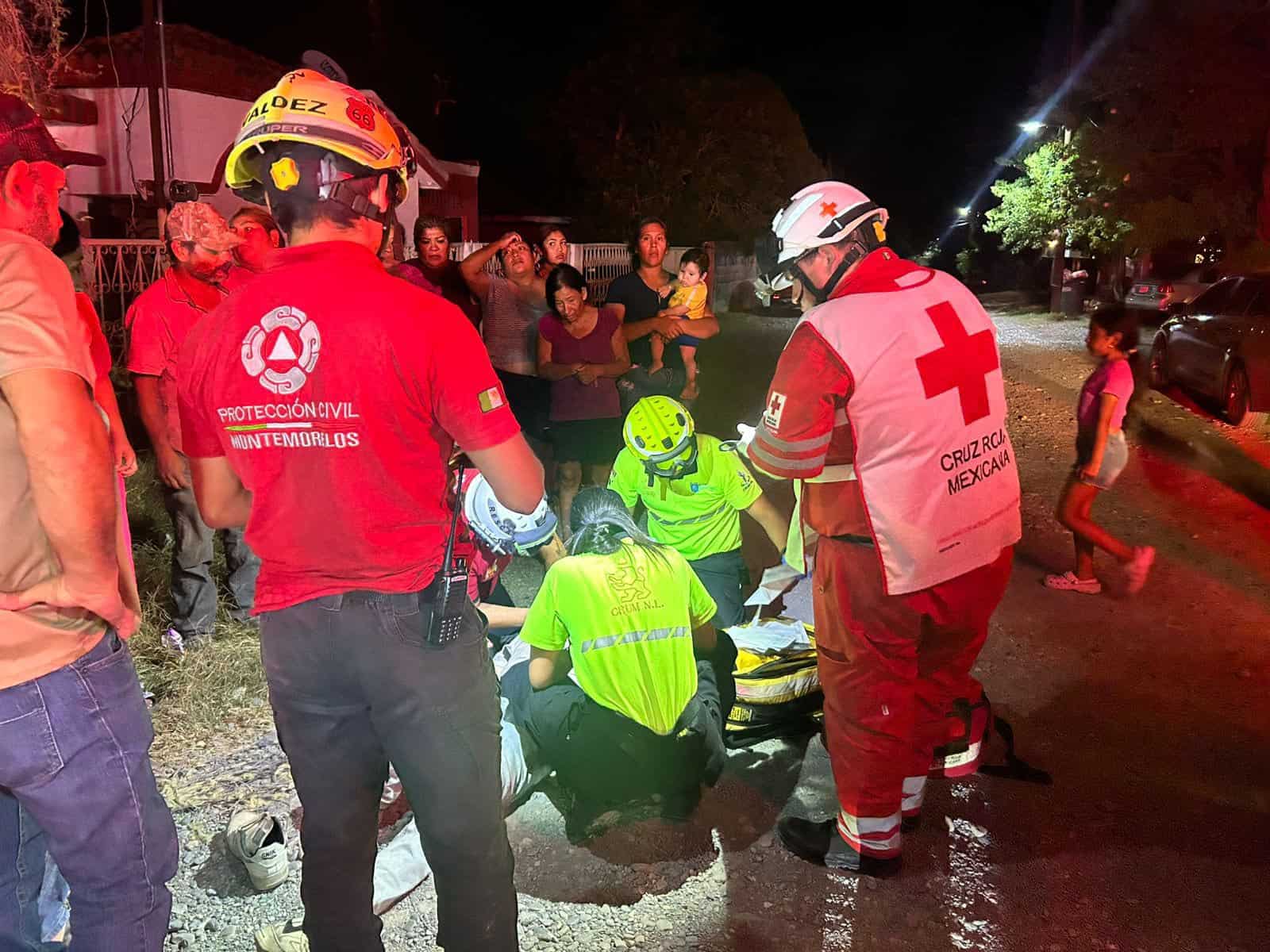 Un menor terminó con lesiones de consideración, al ser impactada su motocicleta, por una camioneta, en calles del municipio de Montemorelos.
