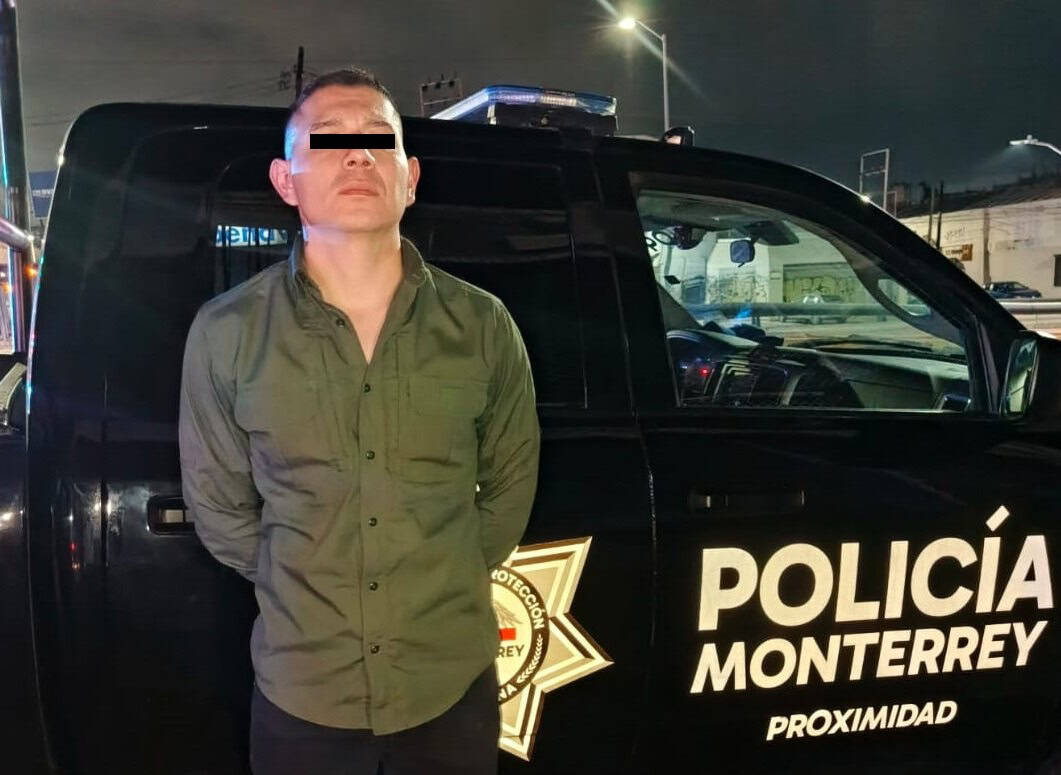 Un hombre que circulaba en una camioneta a exceso de velocidad y se pasaba semáforos en rojo, fue detenido por oficiales de la Policía de Monterrey, al amenazar de muerte a uno de los efectivos que habían ido en su persecución, al norte de la ciudad.