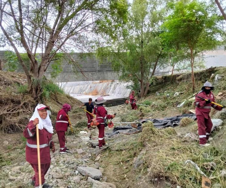 Realiza Escobedo labores de limpieza en el canalón vial