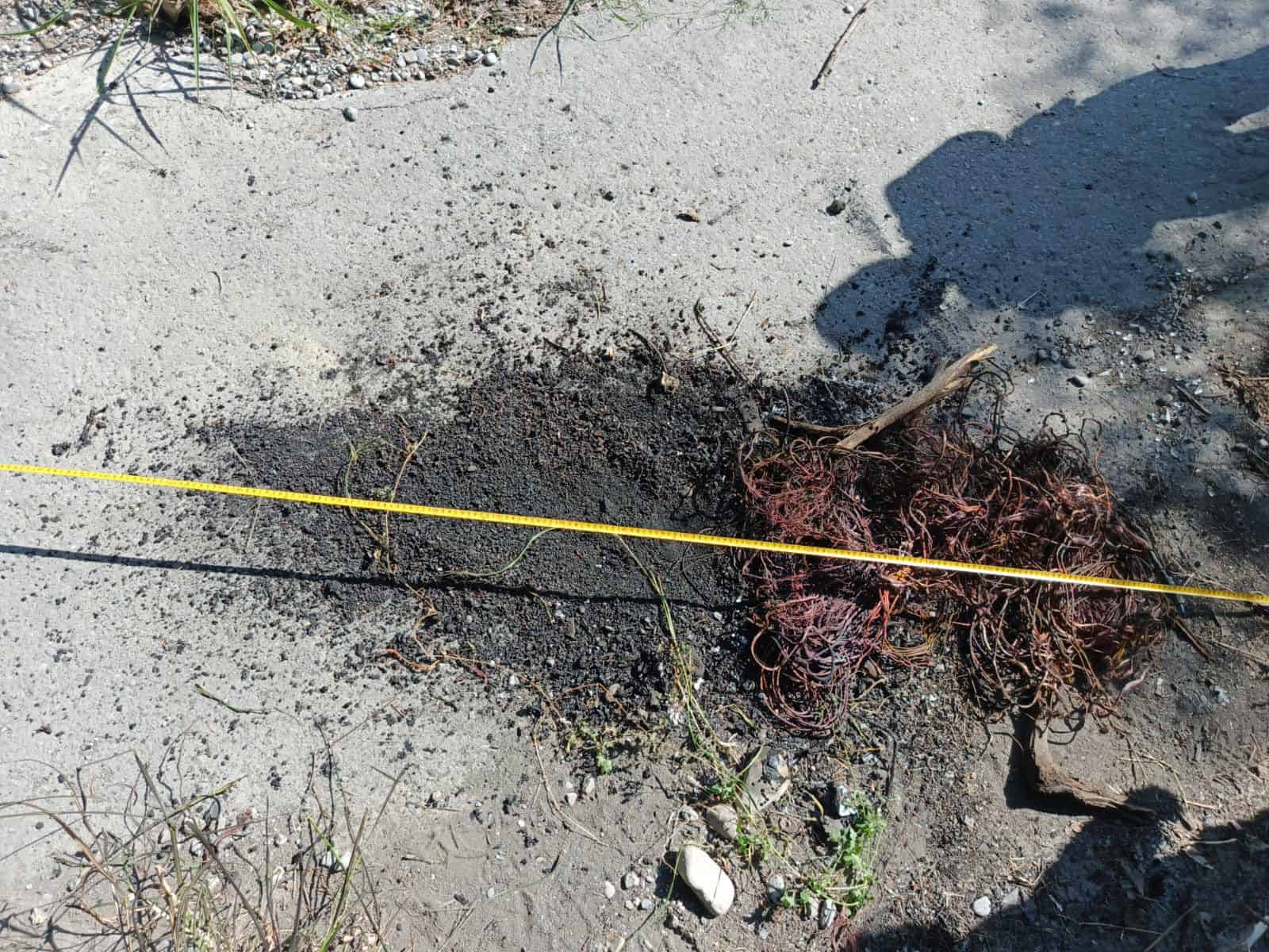 Con una caja de fósforos en la mano y observando cómo se quemaba escombro, fue sorprendido un varón, en el municipio de Monterrey.