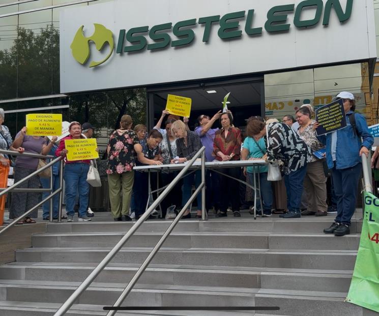 Exigen maestros jubilados con protesta reanudar el diálogo