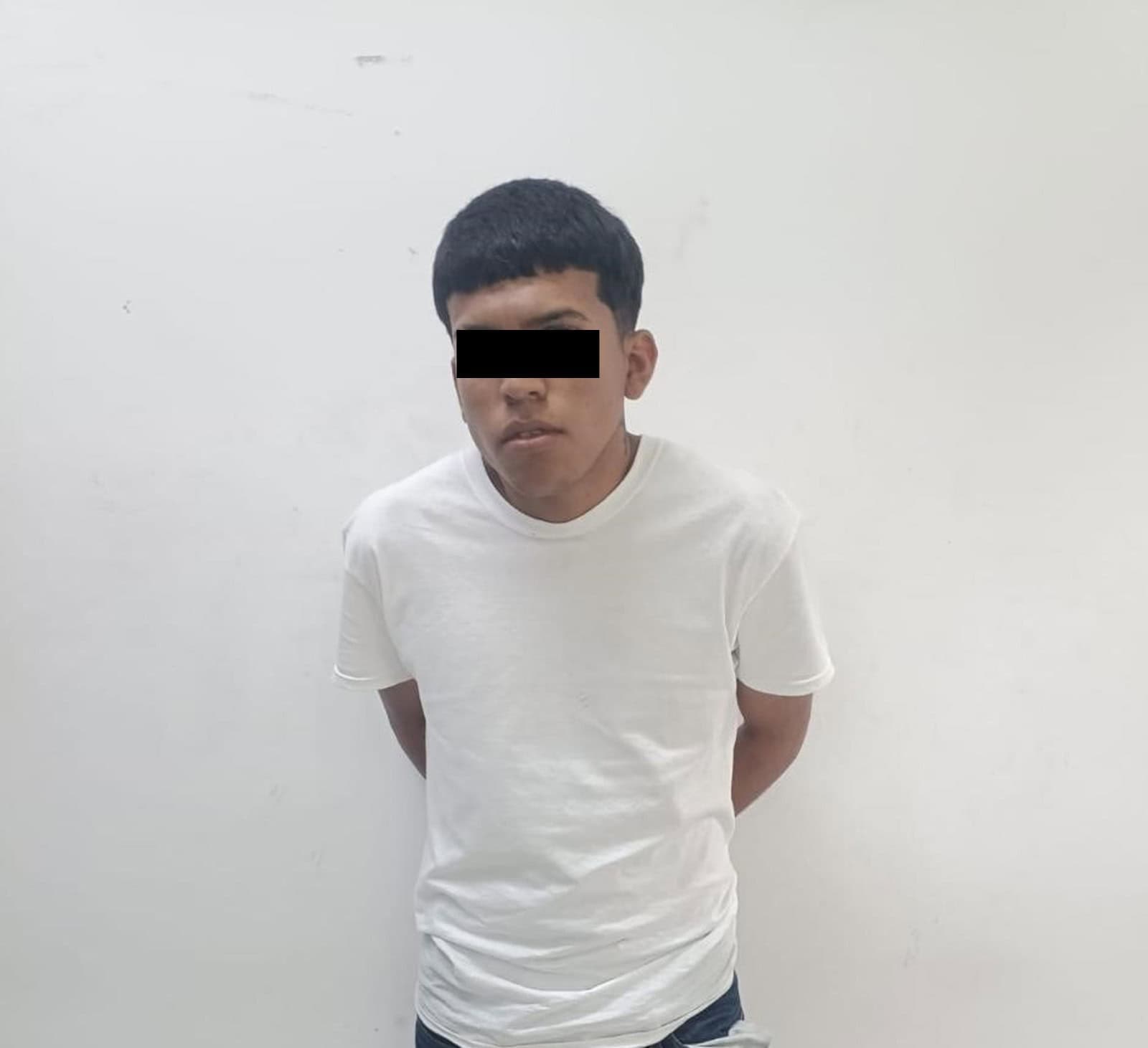 Elementos de la Guardia de Proximidad de Apodaca detuvieron a un masculino que incurrió en una falta administrativa, pero posteriormente resultó que llevaba en una de las bolsas de su pantalón varias dosis de presunta marihuana, y además de esto, tenía pendiente una orden de aprehensión por delitos contra la salud.