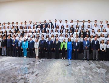 Se gradúan profesionistas becados por la Fundación UANL