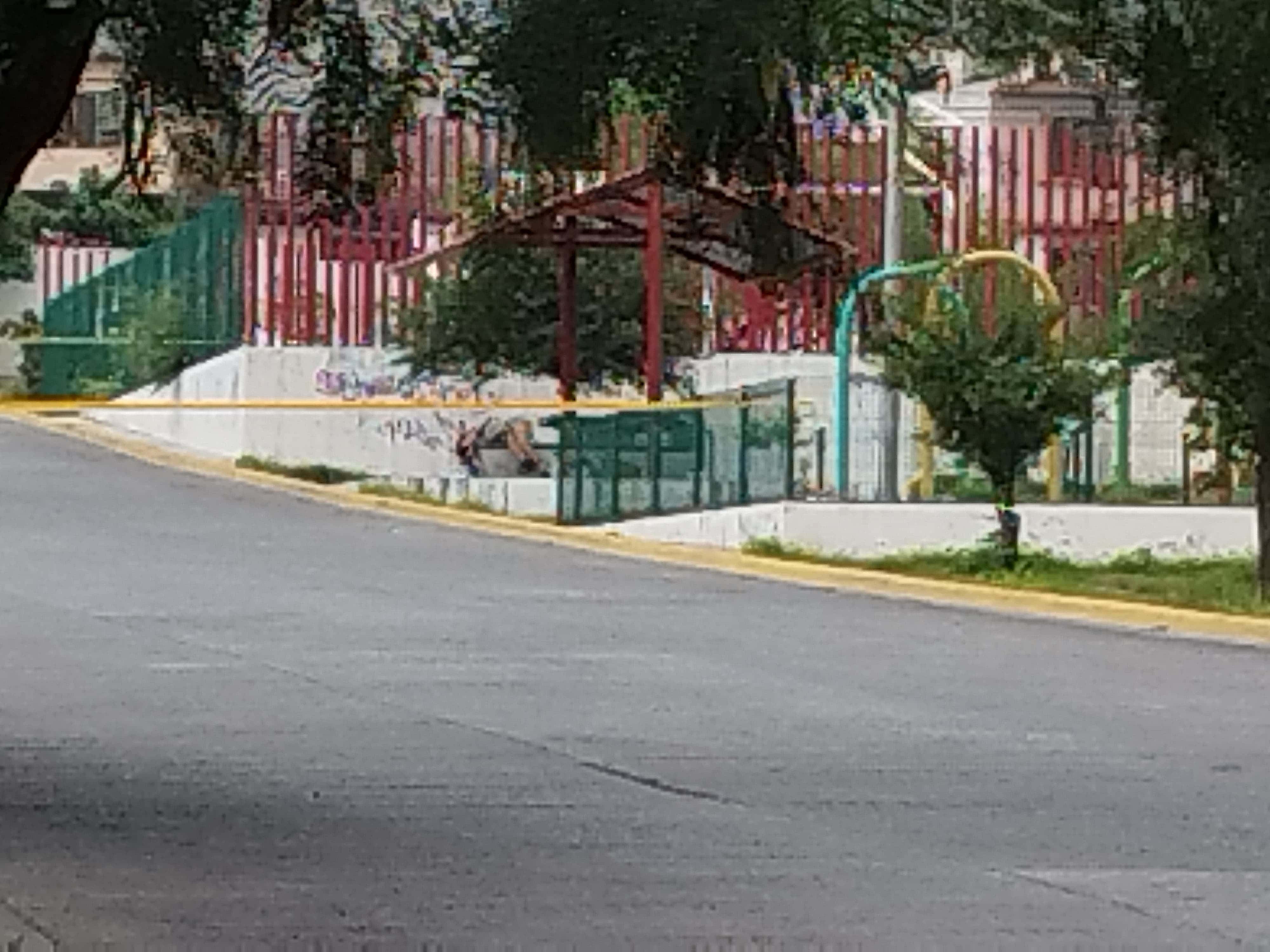 Una mujer quien utilizaba muletas fue ejecutada a balazos por delincuentes quienes se desplazaban en una motocicleta dándose a la fuga, al norte de Monterrey.