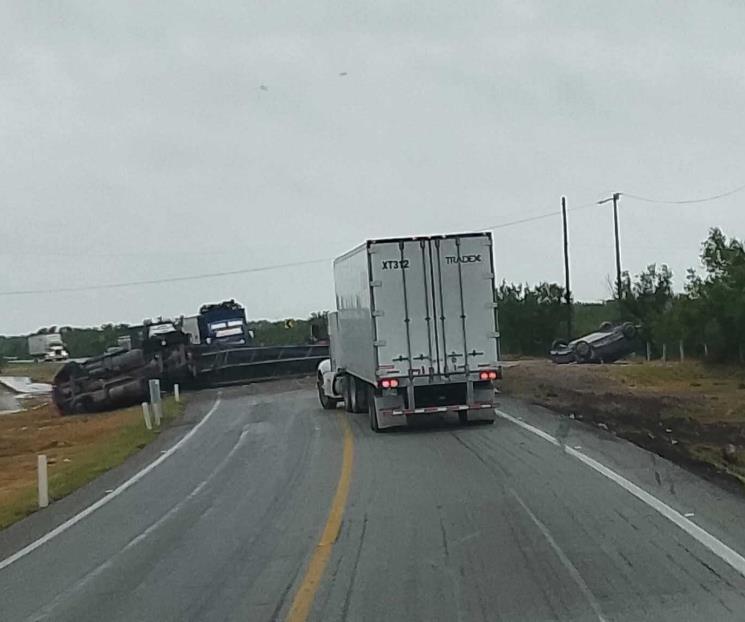 Causa volcadura cierre de la Carretera a Laredo Causa volcadura cierre de la Carretera a Laredo