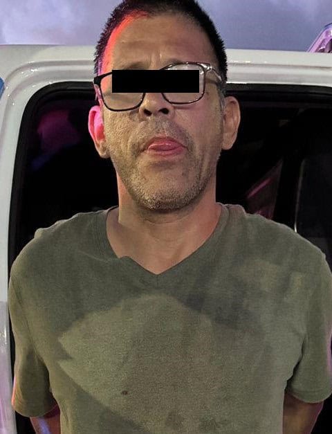 Un hombre fue detenido por oficiales de Policía y Tránsito de Monterrey, al presuntamente encontrarle un arma de fuego con un cargador abastecido, al sur de la ciudad.