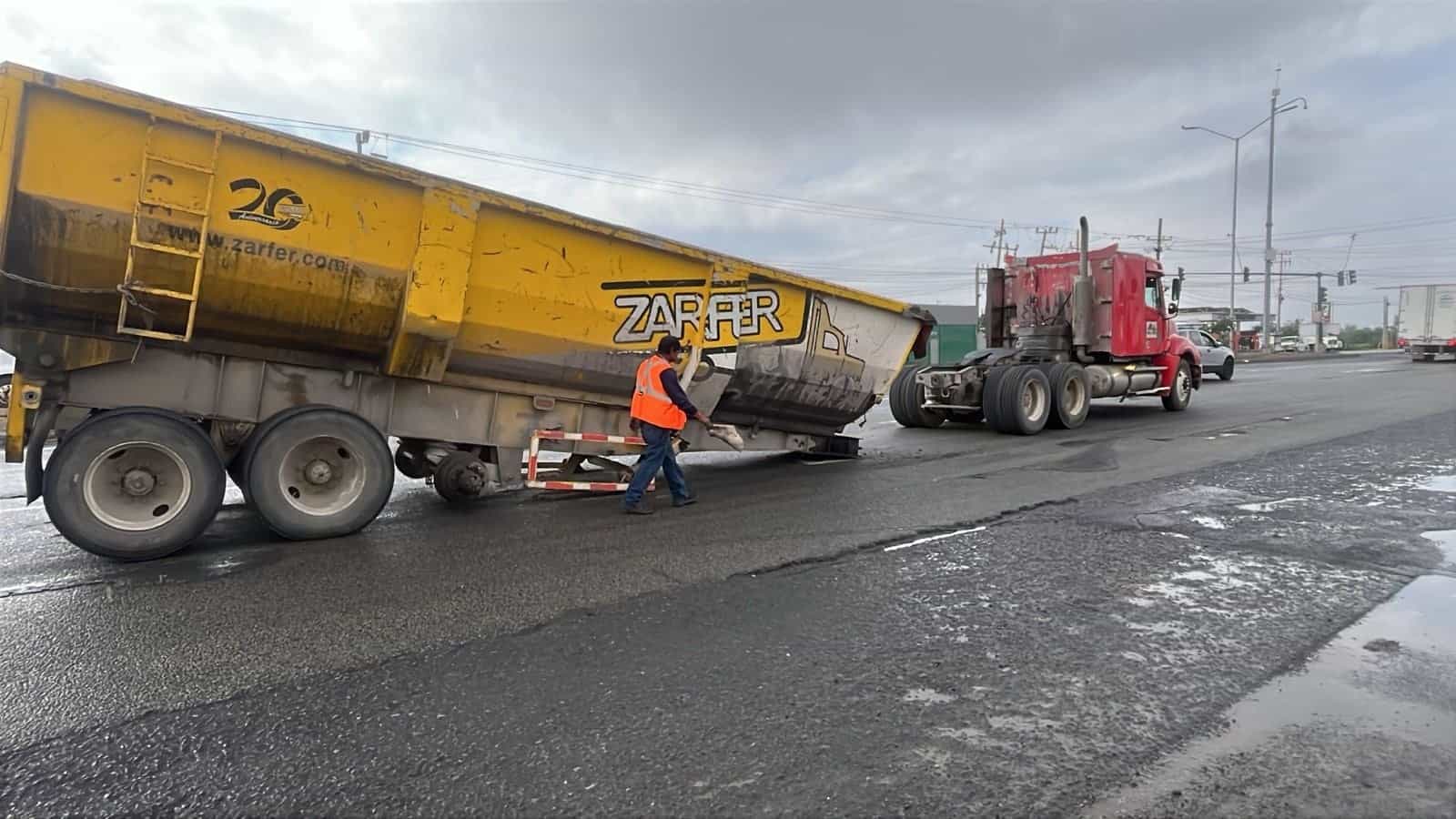 Elementos de vialidad del municipio de Salinas Victoria, montaron un operativo en la carretera Monterrey-Colombia, después que la caja de un tráiler se desprendiera.
