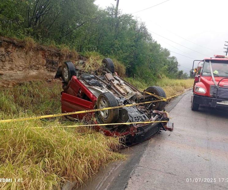 Vuelca camioneta en Cadereyta