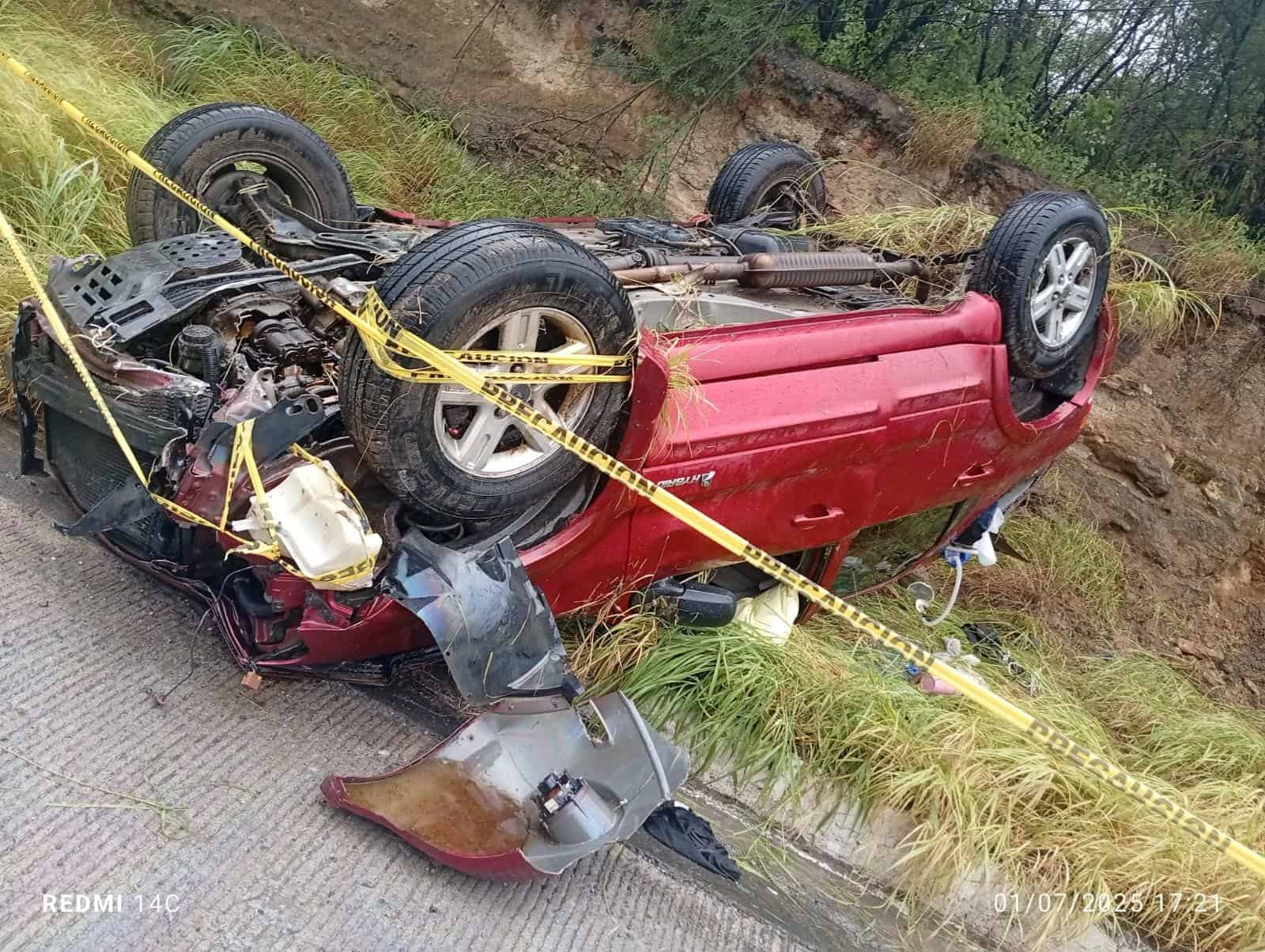 El susto de su vida se llevaron los ocupantes de una camioneta hibrida, luego de volcar en un tramo carretero del municipio de Cadereyta.