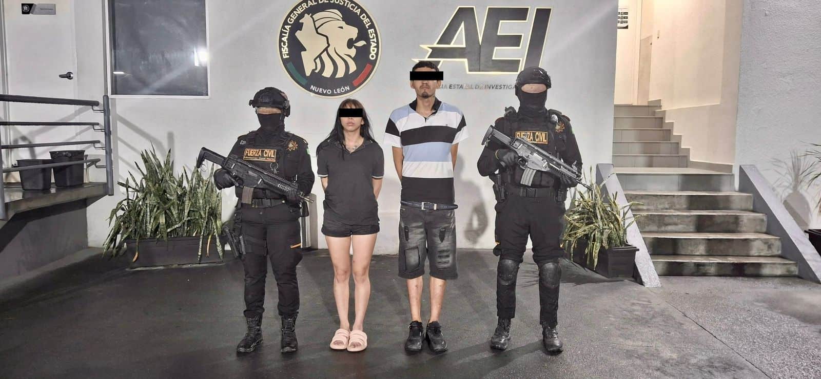 Una pareja de jóvenes que presuntamente discutía por poseer una mochila que contenía drogas, fue detenida por policías Fuerza Civil; al norte del municipio de Monterrey.