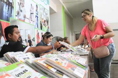 Entregar&aacute; Apodaca 80 mil paquetes de &uacute;tiles escolares