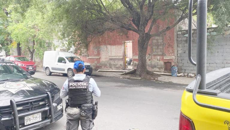 Una intensa movilización policiaca se registró en la zona centro de la ciudad, al reportarse el hallazgo de un cuerpo sin vida y en completo estado de descomposición en una casa abandonada.