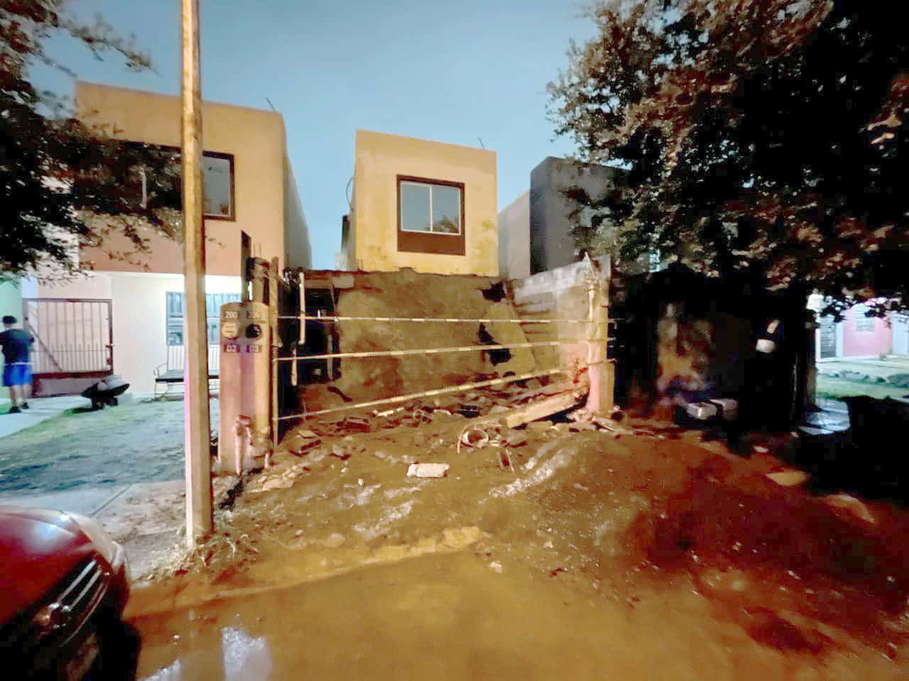 El techo de la cochera de una vivienda se derrumbó la noche del martes, en el municipio de Juárez, sin que se reportaran heridos, únicamente daños materiales.