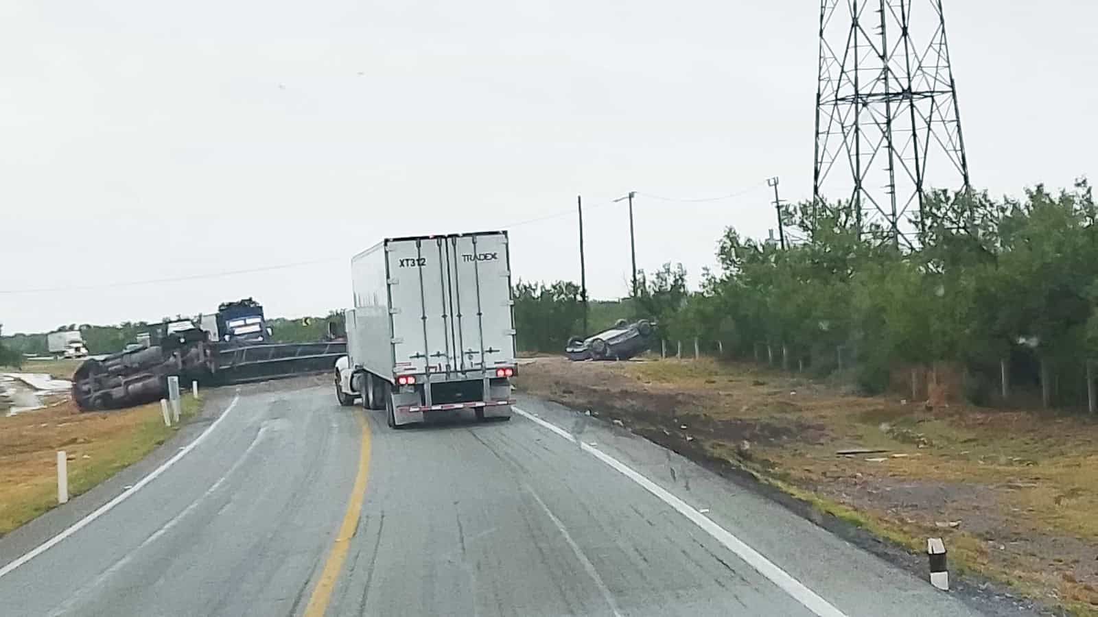 La volcadura de un tráiler nodriza, llevó al cierre de la Carretera a Laredo a la altura del municipio de Vallecillo, ayer al norte de Nuevo León.