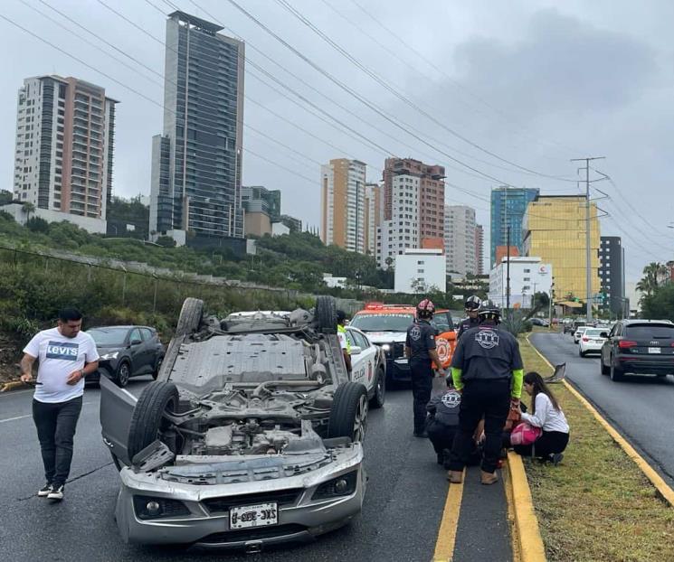 Resulta herido tras volcar en San Pedro