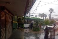 Causa camión destrozos en el Centro Causa camión destrozos en el Centro