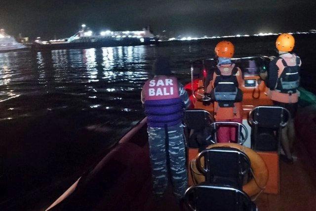 Desaparecen 43 personas al hundirse un ferry cerca de Bali Desaparecen 43 personas al hundirse un ferry cerca de Bali