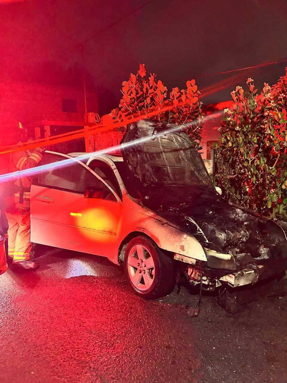 La movilización de los puestos de socorro se registró en el municipio de Linares, donde se reportó el incendio de un vehículo, en la Colonia Villa Seca.