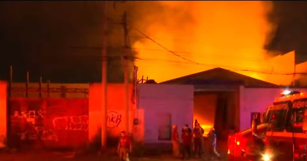 Las instalaciones de una empresa tarimera ubicada en Escobedo, colapsaron totalmente, al producirse un incendio que arraso con maquinaria y materiales que estaban acumulados.