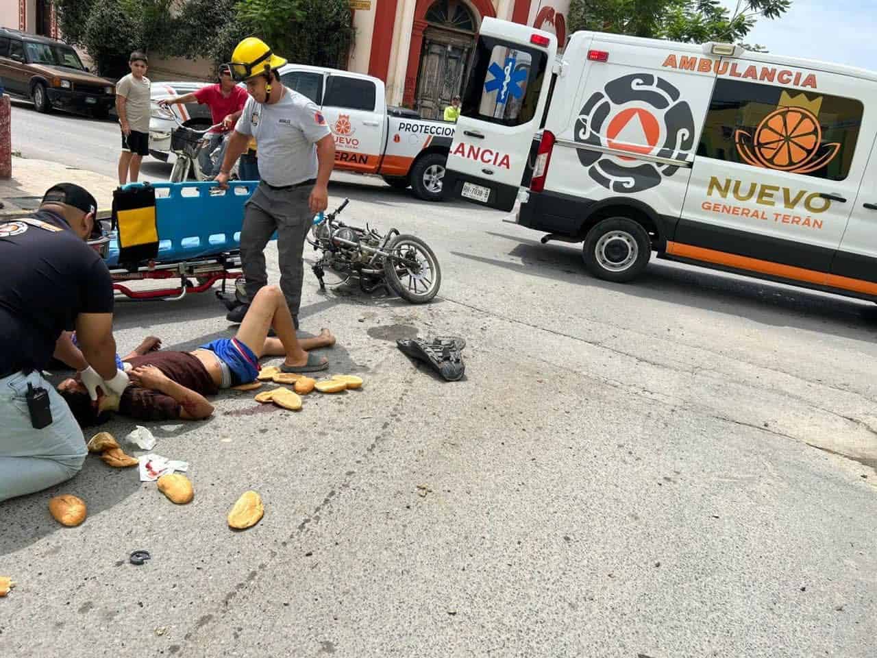 Una pareja terminó con lesiones de consideración, al ser impactada su motocicleta por una camioneta, en calles del centro de General Terán.