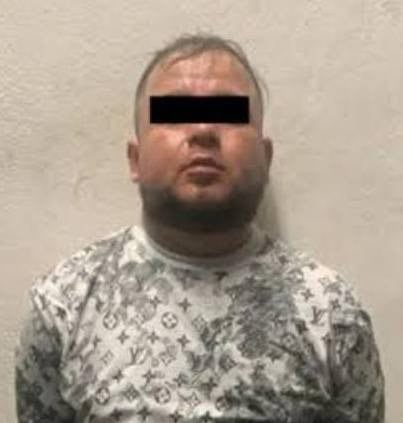 El narcotraficante Christian Adrián "N", alias "El Meka", ex pareja de conductora de una cadena televisiva de Monterrey, Giselle Sampayo, fue detenido, durante un operativo realizado por Fuerza Civil en una quinta campestre del municipio de Santiago.