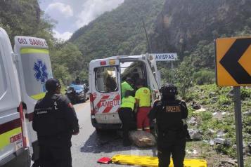 Cae roca de 200 kilos sobre ambulancia