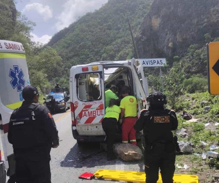 Cae roca de 200 kilos sobre ambulancia Cae roca de 200 kilos sobre ambulancia