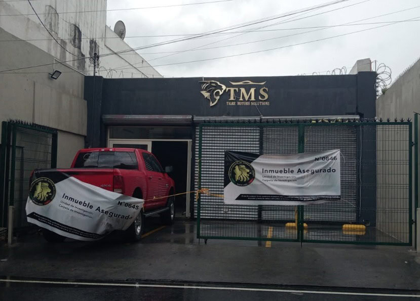 Por presuntamente ingresar a un negocio rompiendo los sellos de aseguramiento por parte de la Fiscalía de Justicia de Nuevo León, dos hombres fueron detenidos por oficiales de la Policía de Monterrey, en el centro de la ciudad.