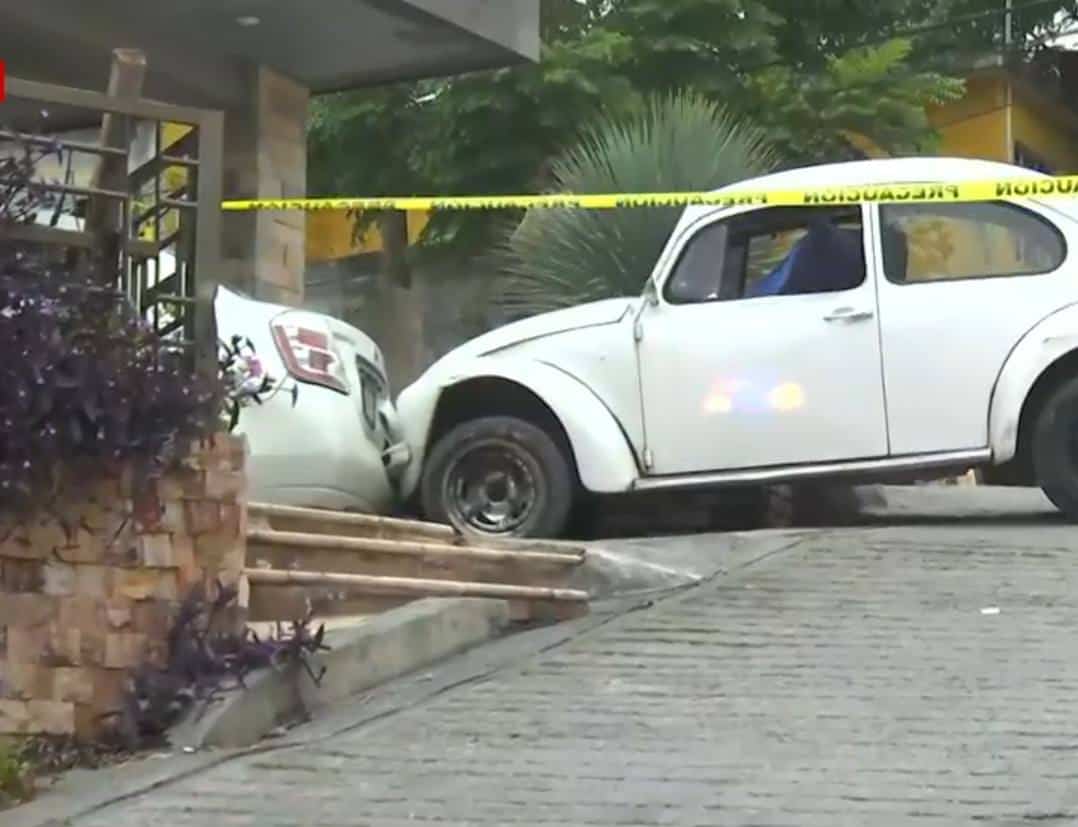 Un hombre de la tercera edad, perdió la vida al sufrir un infarto mientras que conducía un automóvil Volkswagen sedán, en calles de la Colonia Vicente Ferrer en el municipio de Guadalupe.