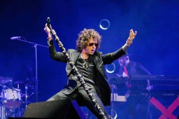 Tachan de rid&iacute;culo a Bunbury tras explotar con fan por celular