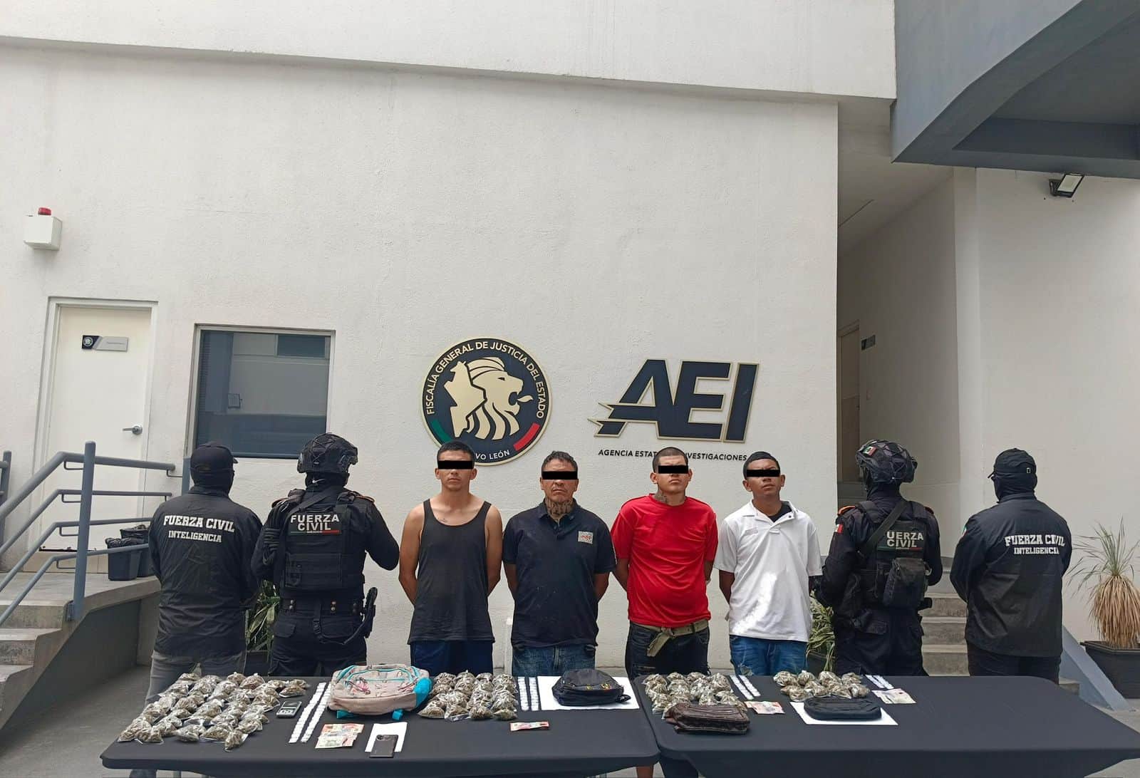 Tras haber comenzado una riña y posteriormente darse a la fuga, tres hombres fueron detenidos por policías de Fuerza Civil, al sur de Monterrey, a quienes les hallaron más de 200 dosis de enervantes.