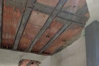 Cae concreto de placa en vivienda