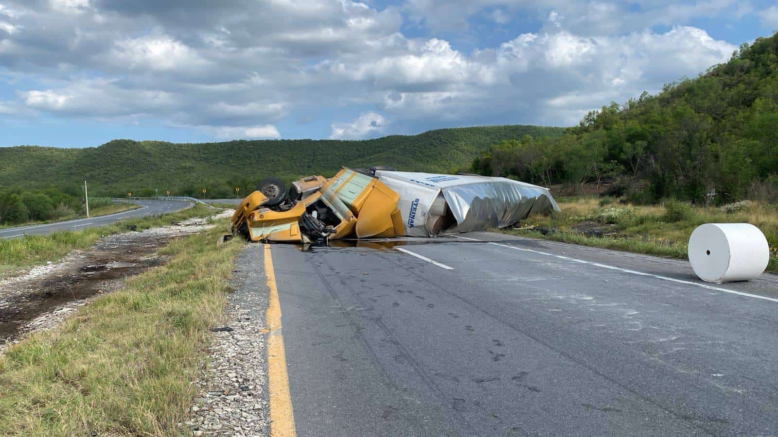 Una persona lesionada, fue el saldo que dejó la volcadura de un tráiler, en un tramo carretero del municipio de Montemorelos.