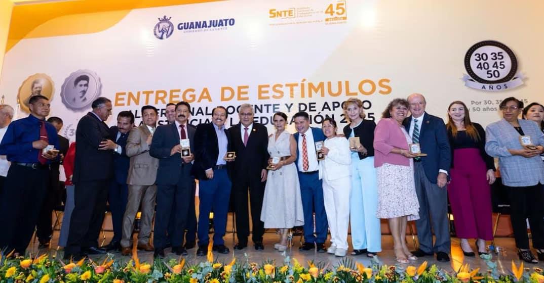 SNTE: Los verdaderos maestros construyen la patria SNTE: Los verdaderos maestros construyen la patria