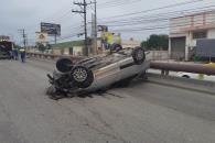 Vuelca auto en San Nicolás; dos lesionados
