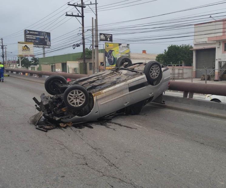 Vuelca auto en San Nicolás; dos lesionados Vuelca auto en San Nicolás; dos lesionados