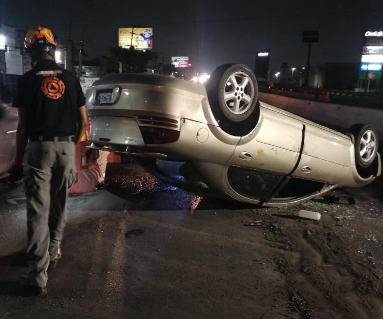 Conductor vuelca y deja auto, en San Nicolás Conductor vuelca y deja auto, en San Nicolás
