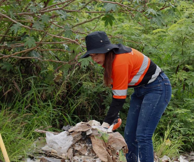 Limpian el r&iacute;o Santa Catarina