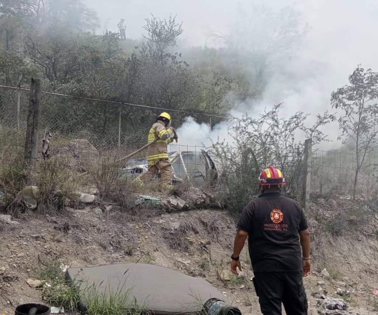 Acaba incendio con auto