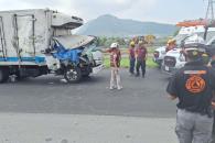 Muere copiloto tras choque con camión de plataforma