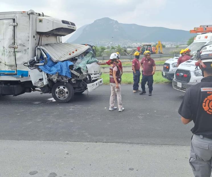 Muere copiloto tras choque con camión de plataforma Muere copiloto tras choque con camión de plataforma