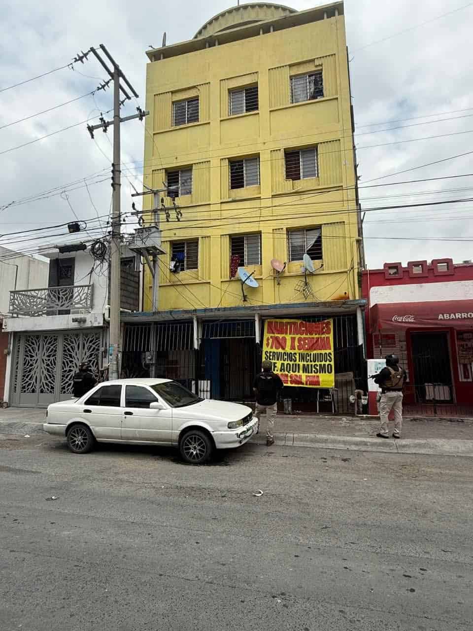 Un inmueble donde se rentan cuartos, fue cateado por la Fiscalía Atisecuestros, ayer en la Colonia Sarabia, en Monterrey.
