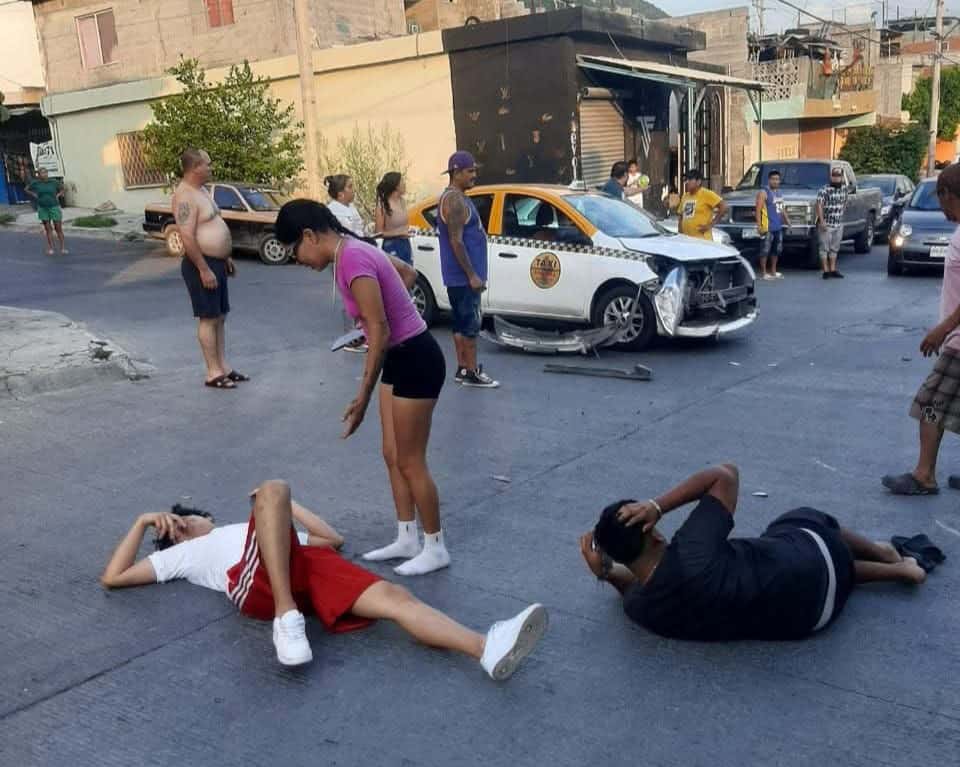 Dos jóvenes terminaron con lesiones de consideración, al ser impactado en forma violenta por un vehículo de alquiler, en calles de la zona norte de Monterrey.